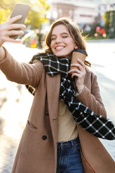Poses para fotos Poses para fotos  con un objeto cerca de la cara