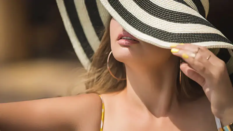 Poses para fotos Foto de uma mulher na praia segurando o chapéu