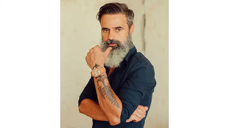 Poses para fotos Foto de um homem em pé com a mão na barba