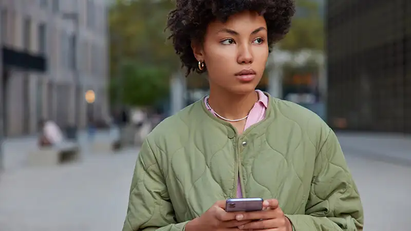 Poses para fotos Foto de uma mulher mexendo no celular olhando para o lado