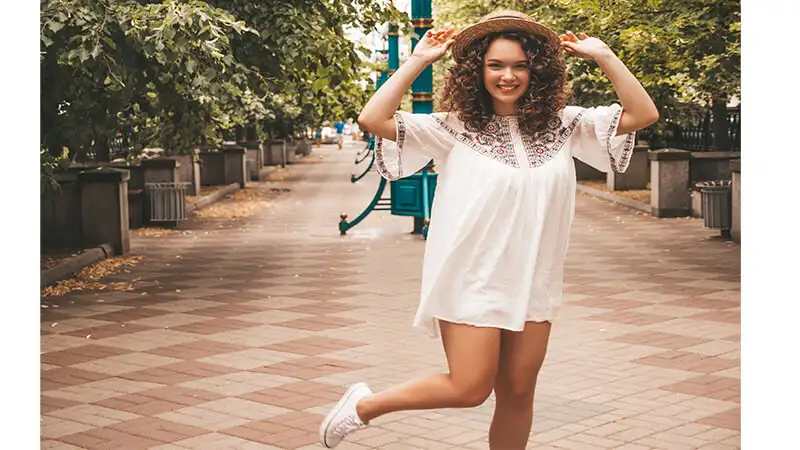 Poses para fotos Foto de uma mulher em pé com uma perna dobrada