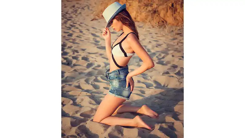Poses para fotos Foto de uma mulher na praia com os dois joelhos no chão
