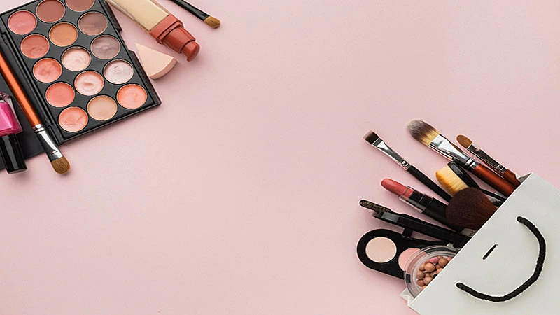 foto com vários produtos de maquiagem