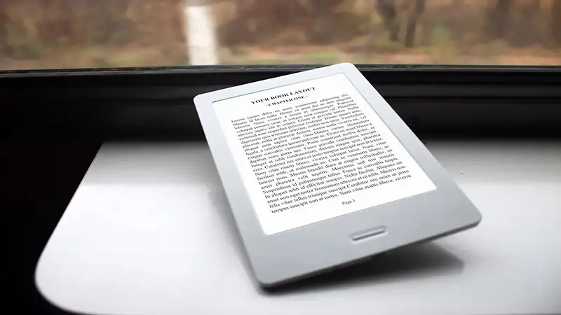 produtos mais vendidos na Amazon Foto de um Kindle em cima de uma mesa