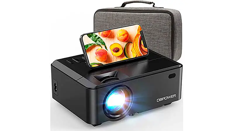 imagem que mostra um projetor para celular da DBPOWER na cor preta com um celular apoiado em cima e uma bolsa ao fundo