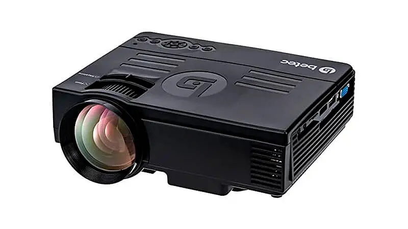 imagem de um mini projetor da Betec na cor preta