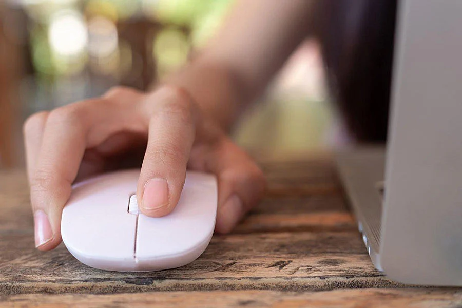Foto de una persona haciendo clic en ratón