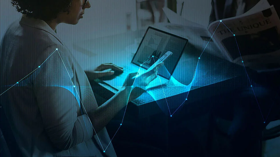 Mujer de negocios usando dispositivos digitales