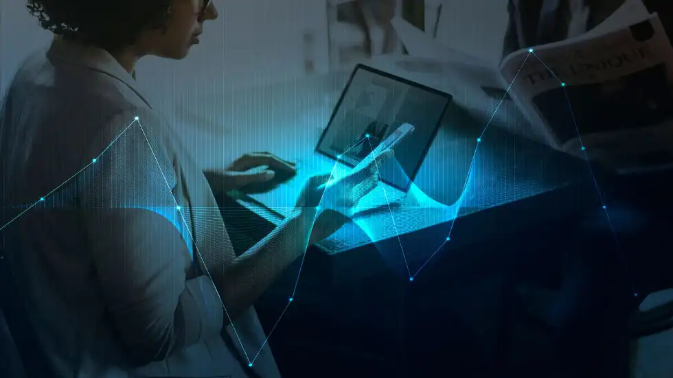 Mujer de negocios usando dispositivos digitales