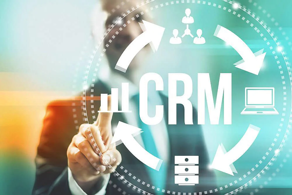 Foto de un hombre apuntando un diseño digital de CRM