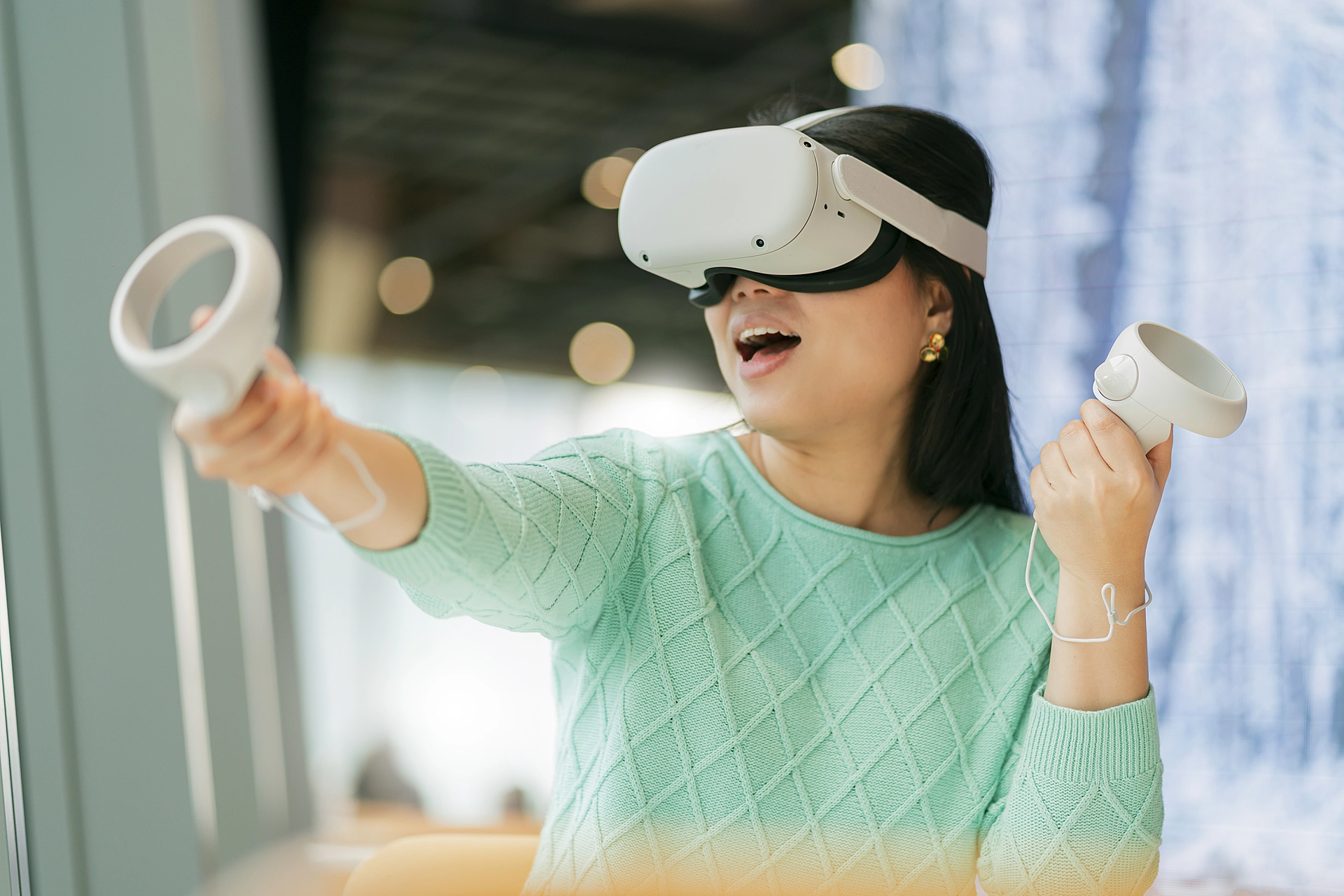 Gafas de realidad aumentada y joystick para acceder al metaverso