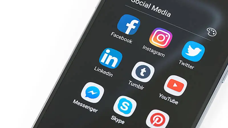 Imagem da tela do celular com icones das redes sociais