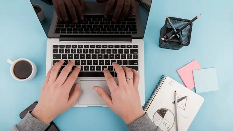 Foto de uma pessoa usando um notebook