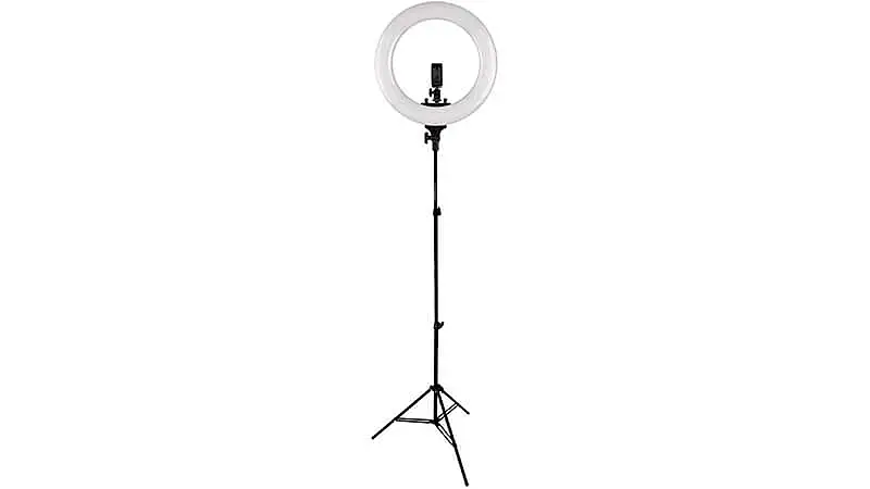 imagem de uma Ring Light de 26 centímetros de diâmetro em cima de um tripé de 2.10 metros