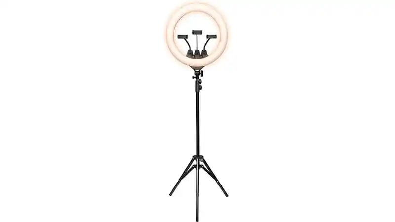 Ring Light imagem de uma Ring Light com tripé e três suportes para celular