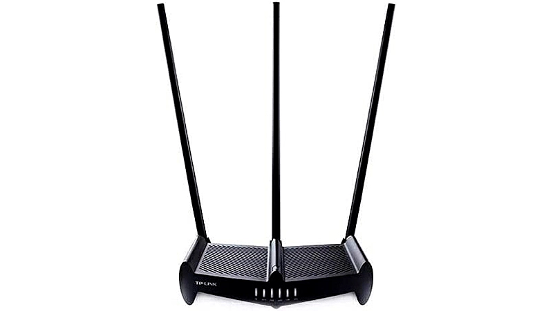 imagem de um roteador TP-Link WE941 com três antenas na cor preta