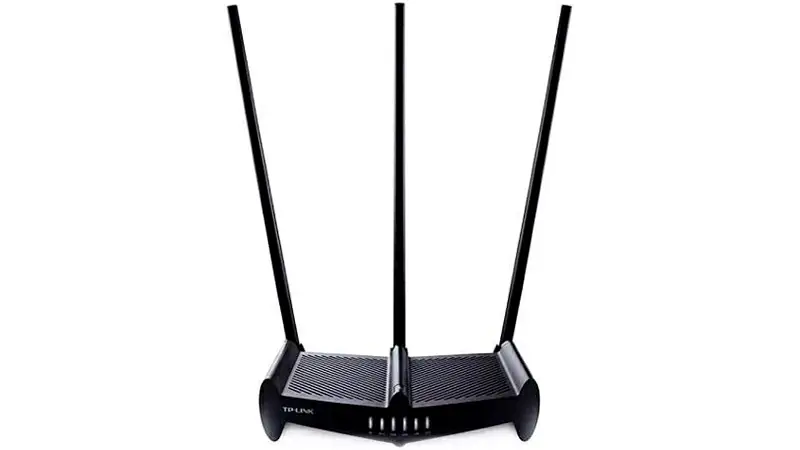 TP-Link WE941 imagem de um roteador TP-Link WE941 com três antenas na cor preta