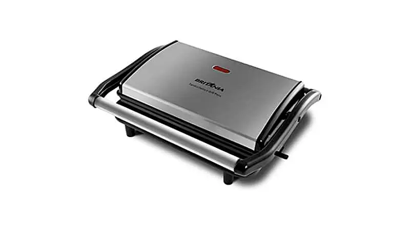 imagem de uma sanduicheira Britânia com acabamento em aço inox e alça de alumínio