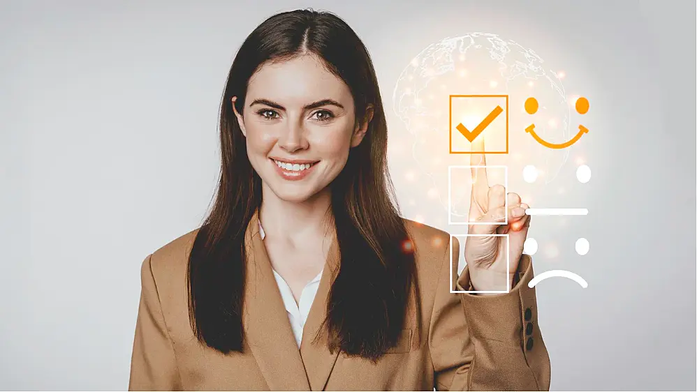 Mujer apuntando pontuación de satisfacción del cliente