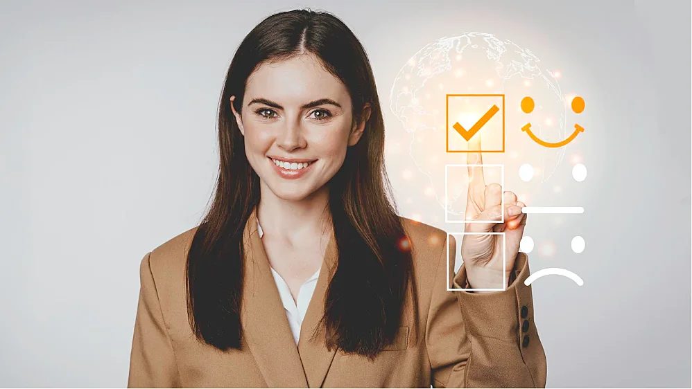 Mujer apuntando pontuación de satisfacción del cliente