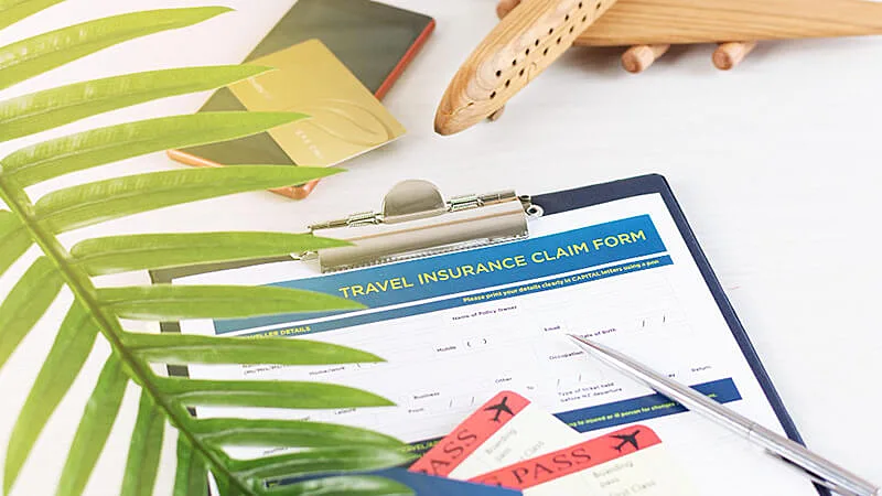 Ilustração de uma pessoa segurando um guarda chuva e uma pessoa andando com uma mala