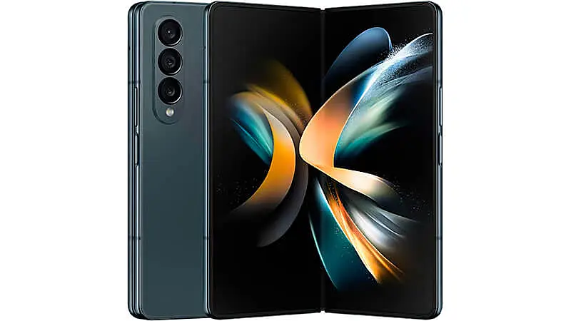 imagem que mostra dois Samsung Galaxy Z Fold4, um totalmente fechado e outro levemente dobrado ao meio