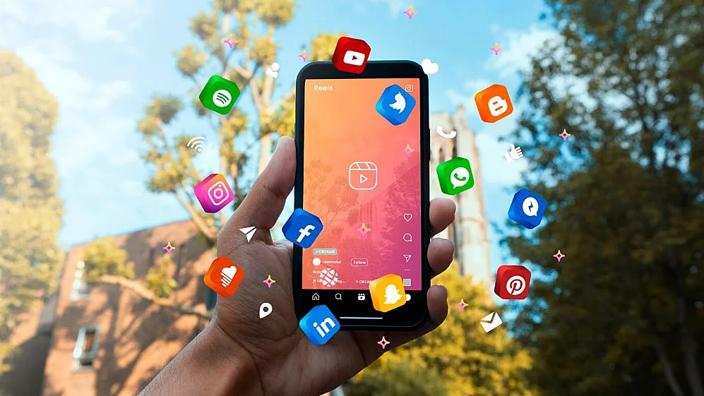 Íconos de redes sociales despegándose de una pantalla de móvil