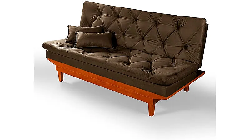 imagem de um sofá cama de três lugares com estrutura de madeira e revestimento em suede na cor café
