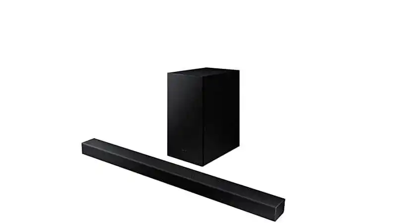 Soundbar Samsung imagem de uma soundbar Samsung HWA455/ZD ao lado de um subwoofer