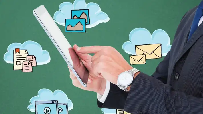 SPAM Foto de un hombre viendo su correo en una tableta