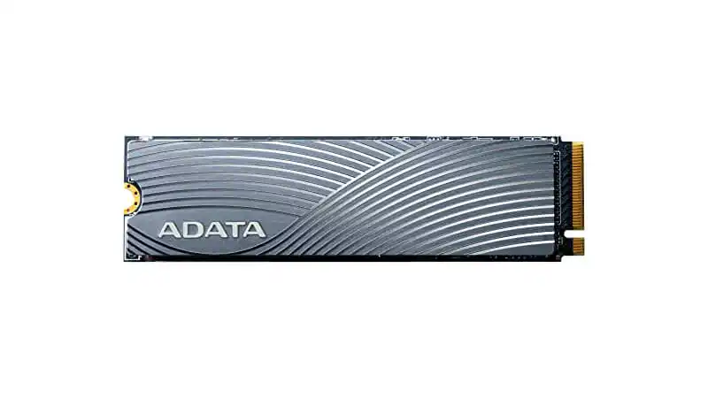 imagem de um SSD NVMe de 500GB da Adata com um dissipador na cor prata