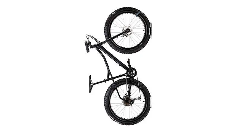 imagem de um suporte de parede para bicicleta da Delta Cycle com uma bicicleta apoiada