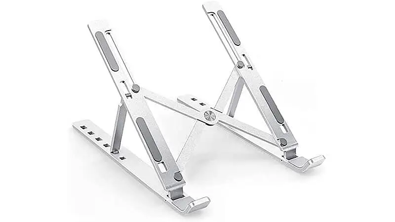 imagem de um suporte para notebook com estrutura regulável na cor prata
