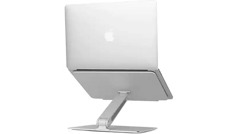 Suporte para Notebook Stand DJ imagem de um suporte para notebook Stand DJ na cor prata com um Macbook em cima