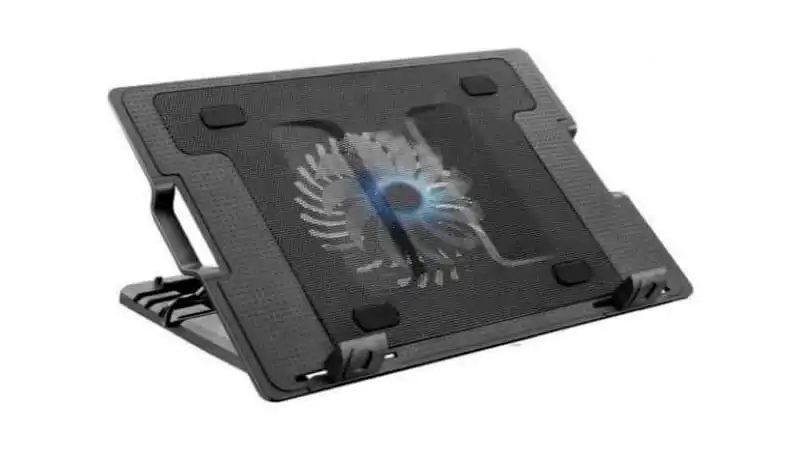 Suporte para Notebook Multilaser imagem de um suporte para notebook da Multilaser com ventoinha e estrutura regulável na cor preta