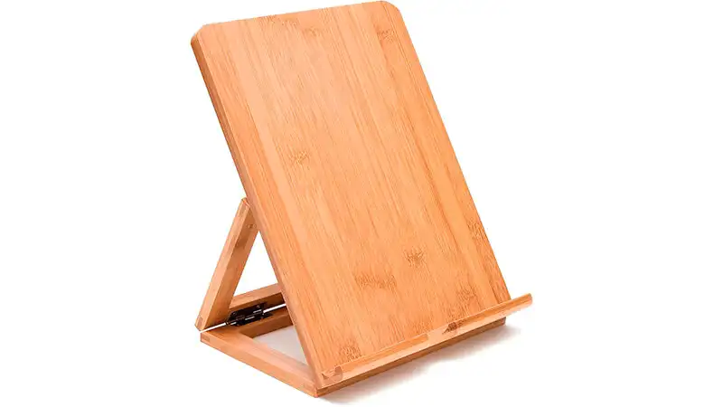 imagem de um suporte para tablet de bambu da Lipper International com altura ajustável