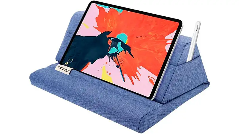 imagem de um suporte para tablet da Webookers em formato de almofada apoiando um iPad e um Apple Pencil
