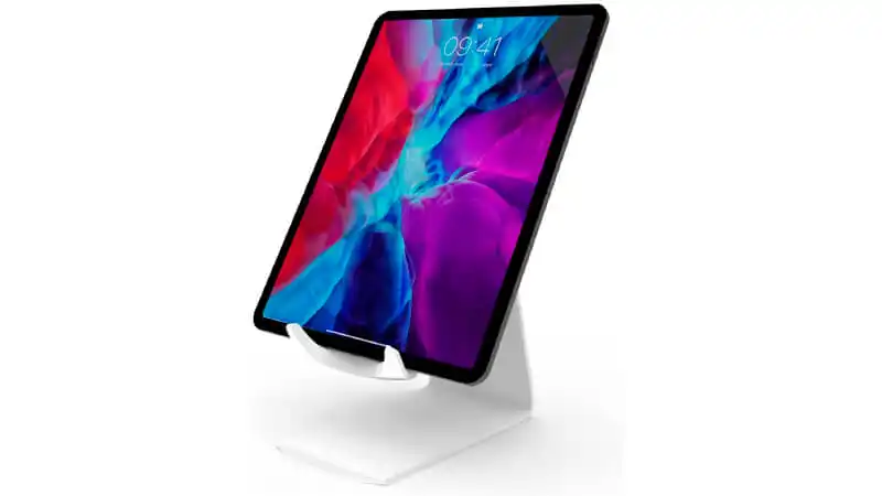 imagem de um suporte para tablet da Sculpy feito de plástico segurando um iPad