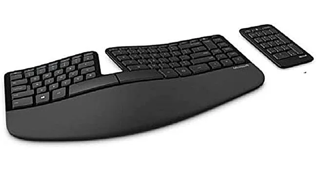 foto de um teclado ergonômico Microsoft Sculpt