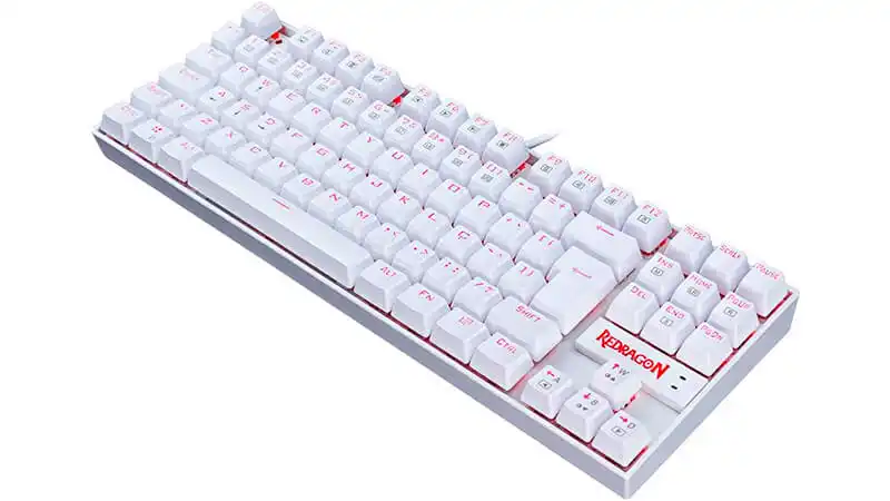imagem de um teclado mecânico barato Redragon Kumara na cor branca com iluminação vermelha