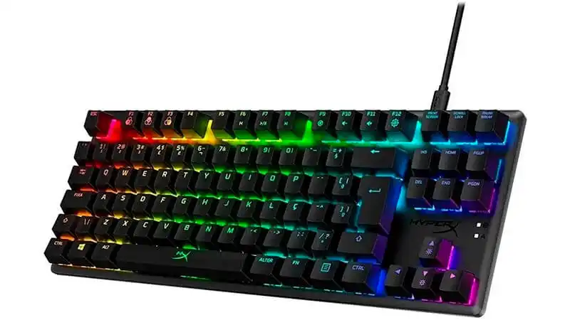imagem de um teclado mecânico HyperX Alloy na cor preta com iluminação colorida