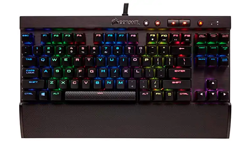 imagem de um teclado mecânico Corsair K65 na cor preta com iluminação colorida