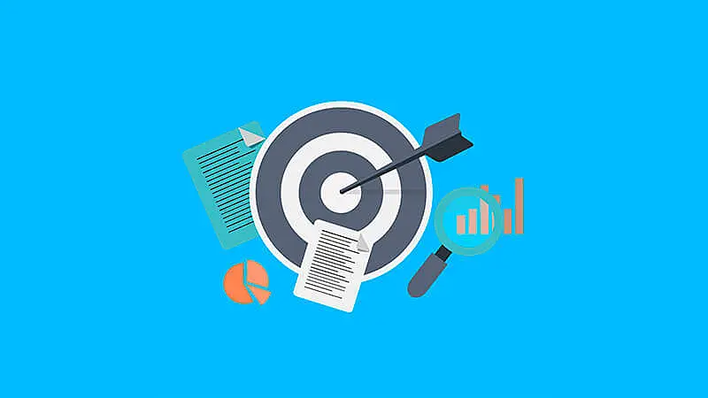 gráfico indicando aumento acompanhado por um papel e caneta, mente pensante e um alvo