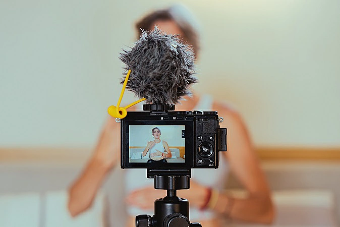 Foto de una persona filmandose a sí misma