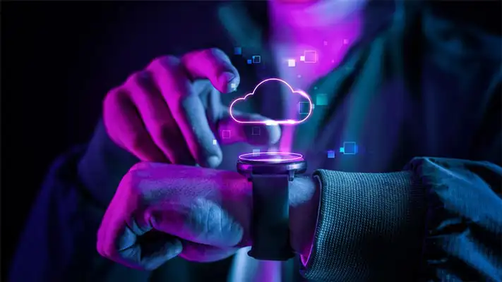 Tecnológias disruptivas Foto de un hombre manejando informaciones por nube