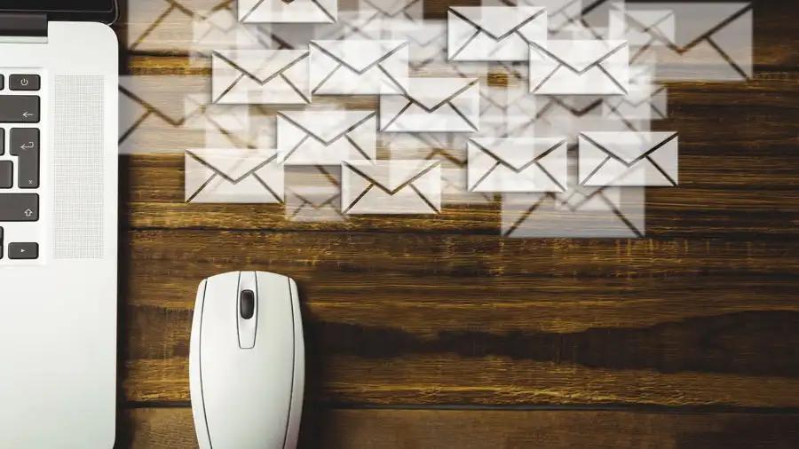 Ratón con íconos de email