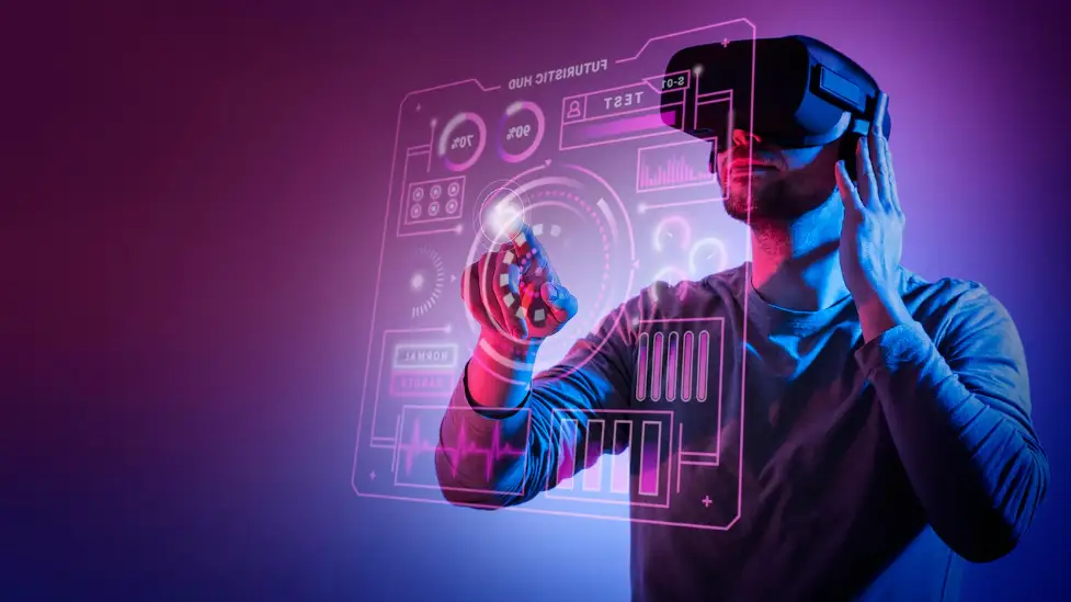 Foto de un hombre con gafas de realidad virtual