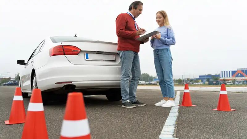 curso 1 Mão segurando a chave de um carro e sua primeira habilitação