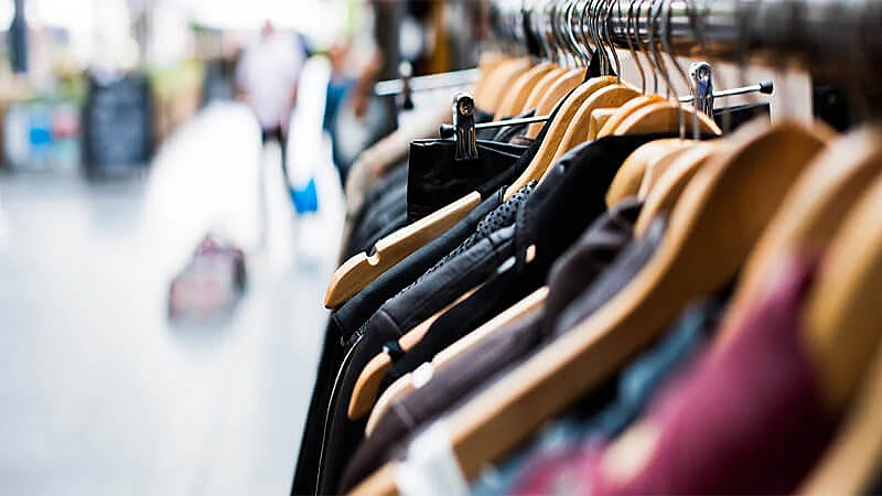 Foto de ropas en una tienda