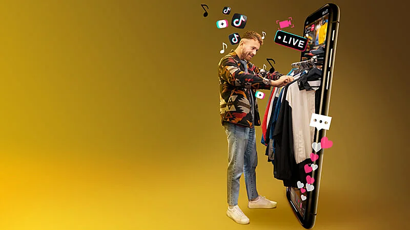 Foto de uma pessoa utilizando o TikTok em um celular